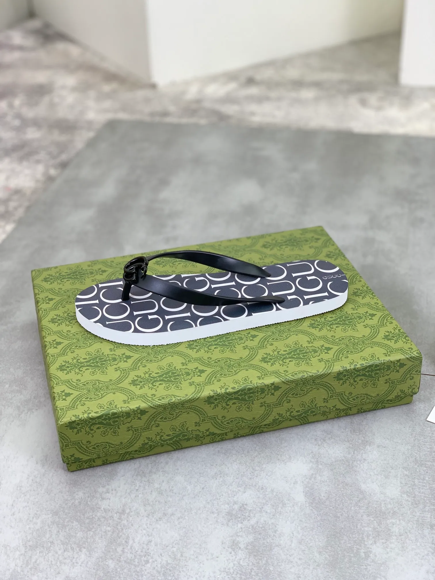 Men's men's shoes 💰P220💰【New style】🆘【GUCCI】Official website's popular Gucci adult couple 🧑‍🤝‍🧑 style, children's flip-flops are on sale at the counter simultaneously! Original fabric imported from Italy. Original bottom provided by the original factory. Size: Adult 36-45. Children’s size: 30-37. Multiple colors available.